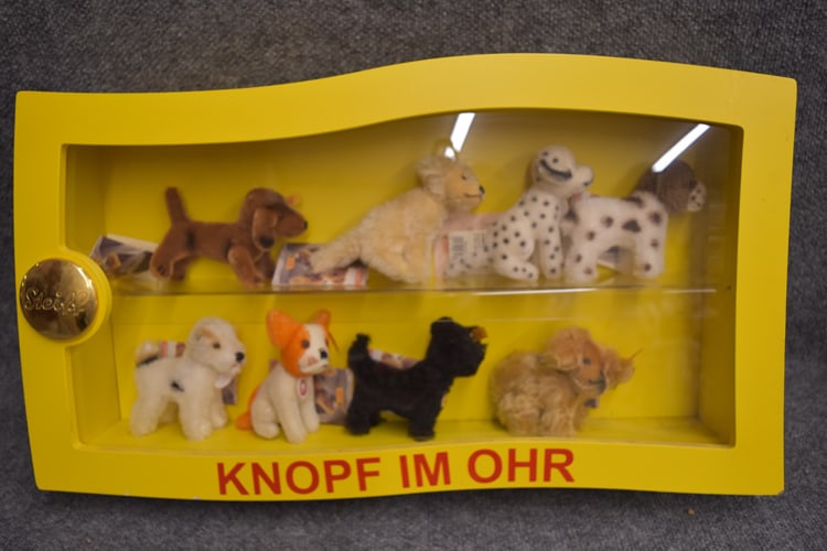 KNOPF IM OHR STEIFF SHOWCASE W/8 STEIFF DOGS (1 of 1)