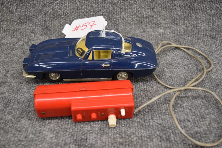 BATTERY OPERATED 1963 CORVETTE CAR BY MARX (1 of 2)
