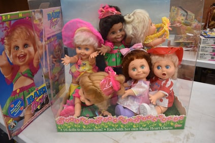 GALLOOB DISPLAY CASE & (6) DOLLS