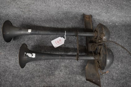 VINTAGE DOUBLE TRUCK MOUNT AIR HORN