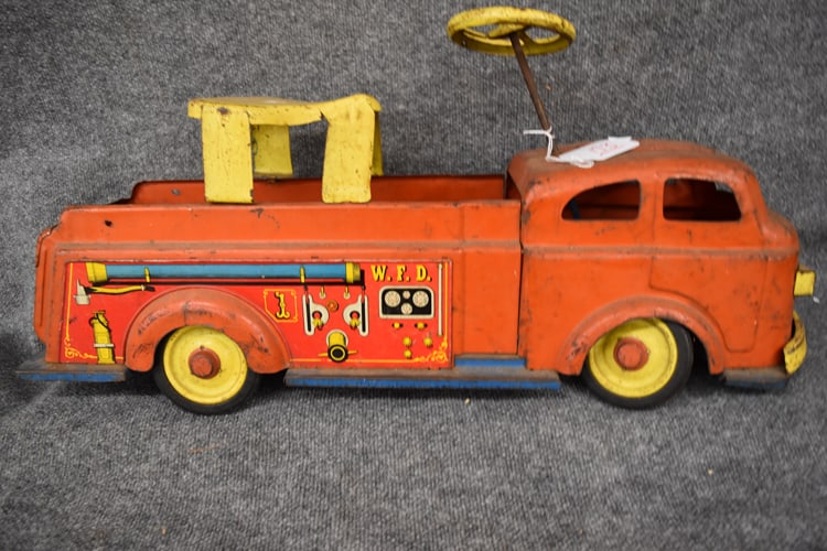 WYANDOTTE PRESSED STEEL RIDE ON FIRETRUCK (1 of 4)