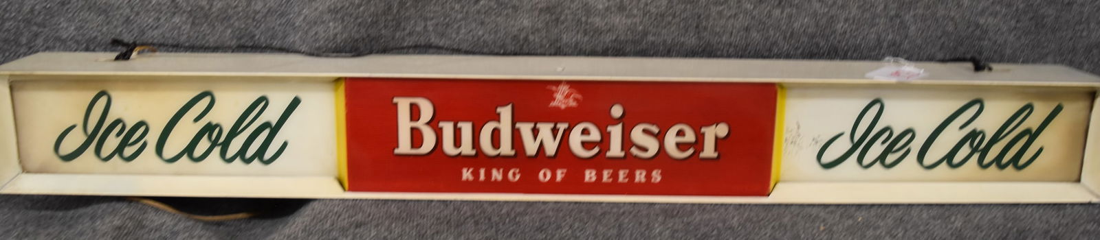 PLASTIC BUDWEISER LIGHT UP SIGN (1 of 2)