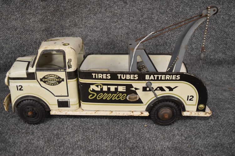 LUMAR TIN 1950'S TOY TRUCK WRECKER (1 of 4)
