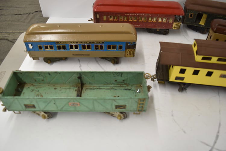 LIONEL TRAIN SET - 4