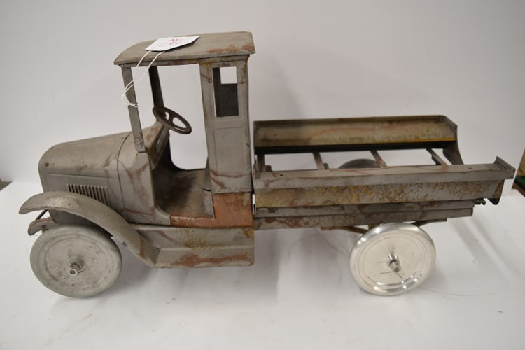 PRESSED STEEL TRUCK: PRESSED STEEL TRUCK W/NO PAINT
