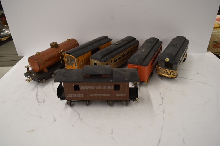 SIX LIONEL TRAIN CARS (1 of 3)