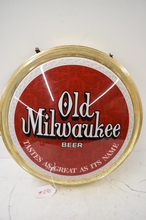 MILAUKEE BEER LIGHT UP SIGN (1 of 2)