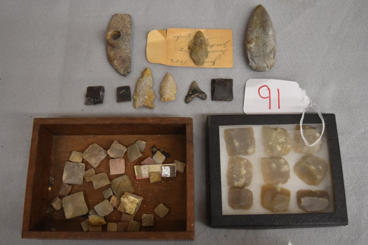 STRIKING FLINT STONES, ARROWHEADS ETC: MISC. GROUPING TO INC: STRIKING FLINT STONES, NATIVE AMERICAN ARROWHEADS AND CARVED STONE ITEMS - SMALL WOODEN BOX MEASURES 7 1/4" L X 5 1/4" W X 2 1/4" H