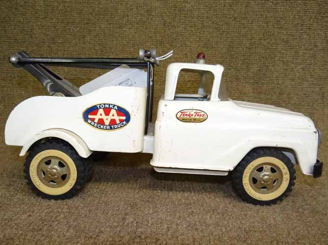 Tonka Wrecker Truck: Tonka Toy Wrecker Truck in White Paint, 12"L x 5 1/2"W x 6"H
