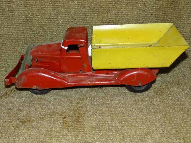 Marx Pressed Steel Dump Truck (1 of 4)