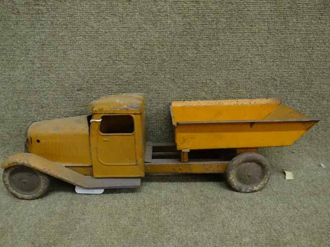 Structo Dump Truck (1 of 4)