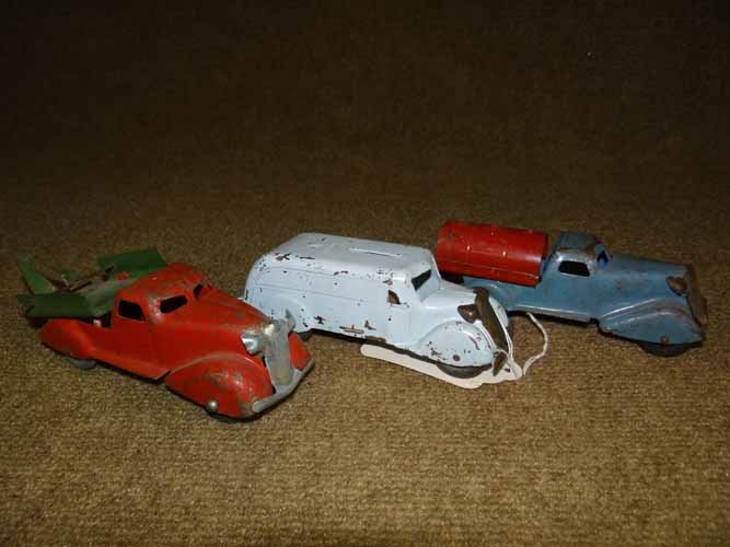 Group of sm. pressed steel 1930's trucks: Group of small pressed steel 1930's trucks to in: oil tanker, tow truck & delivery bank