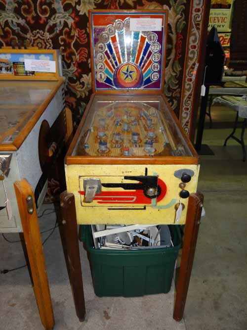 Chubbie Pin Ball Machine (1 of 3)