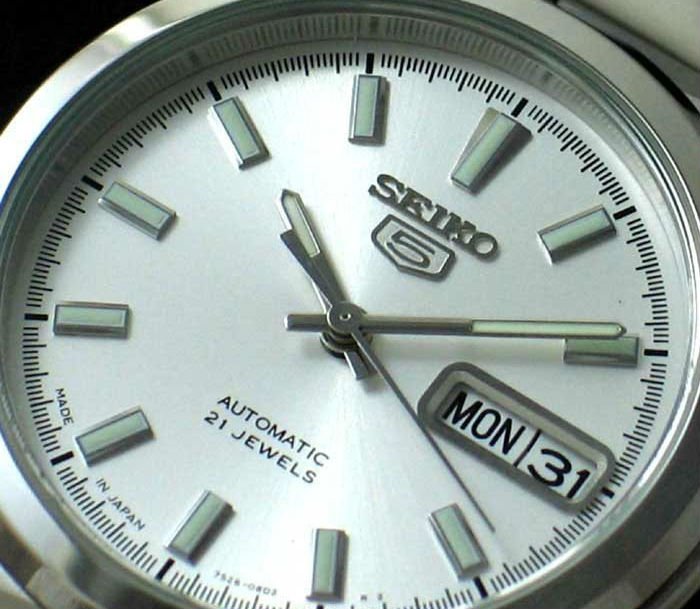 Seiko Silver automatic Watch - Made in Japan: 100% AUTHENTIC AND BRAND NEW MENS SEIKO WATCH, 100% MADE IN JAPAN, 21 JEWELS AUTOMATIC JAPAN 7S26 MOVEMENT, NEVER NEED BATTERY, DAY DATE CALENDAR, PUSH BUTTONS DEPLOYMENT CLASP WHICH HAS VERY GOOD QUA