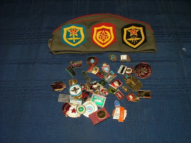 Militaria.Start Bid €20.: Russian cap with badges and 47 Russian pin badges.
