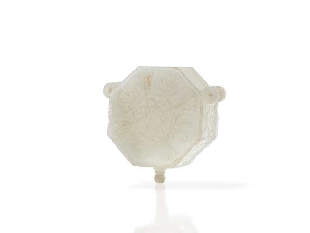 Jade Qur’an box from the Mughal Empire, India, 18th: White jade India, Mughal Empire, 18th Century Elegant carving Fine polish and oily surface Octagonal form Floral decor Diameter: 4 cm Good state of preservation Provenance: ex-collection F.R. Martin, 