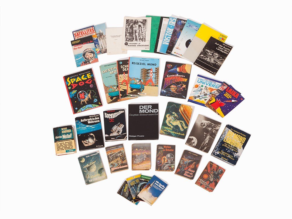 Collection of 37 Space Books & Booklets in Different: 37 books and booklets Germany, USA, Japan and Finland With a dedication of the author Ray Nelson and signature by the American astronaut Buzz Aldrin Text in Japanese, Finnish, German and English Partl