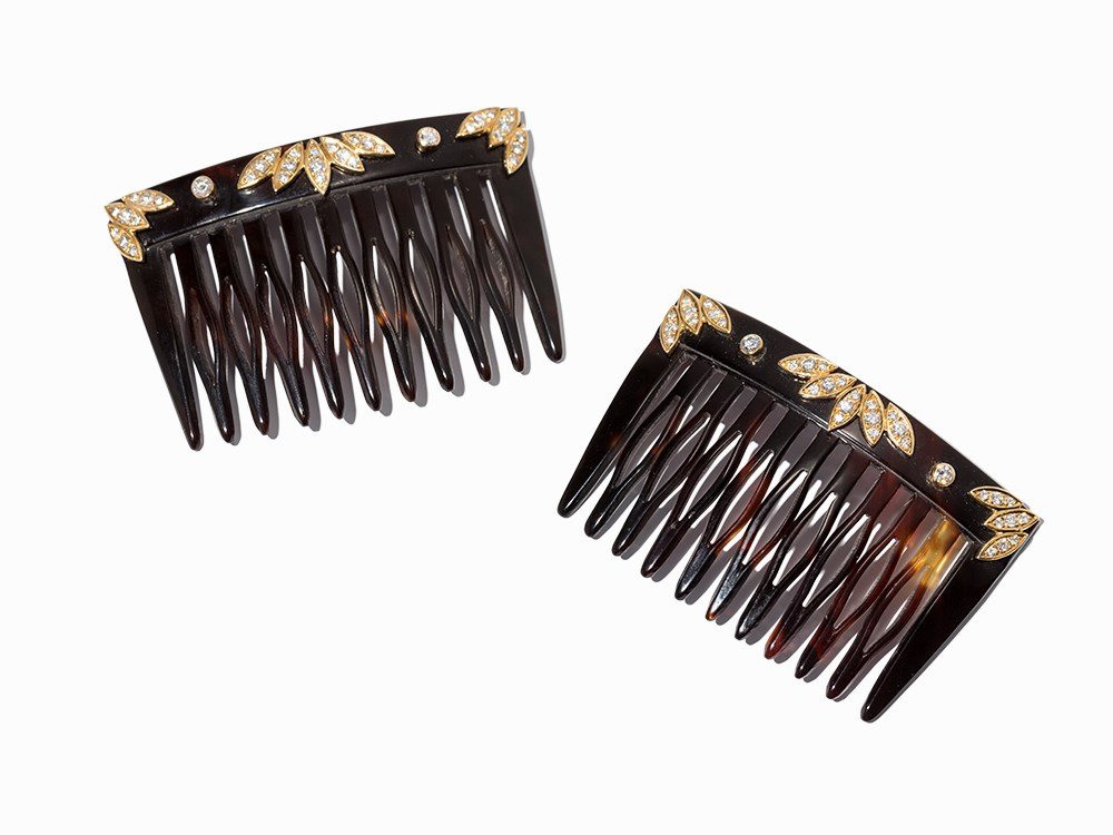 Cartier, Pair of Hair Combs of Tortoiseshell, Gold and: 18 karat yellow gold France, Paris, around 1940 Cartier - French jewelry and watch manufacturer, founded in 1847 in Paris Accompanied by a Cartier etui At the top hallmarked with ‘Cartier’, ‘Par
