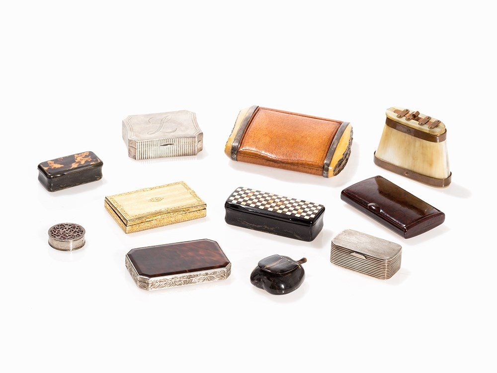 Collection of 11 Boxes, Silber & Horn, 19/20th C.: Horn, bone, bakelite, silver, gilt brass, copper etc. Europe, 19th/20th century 11 boxes in varying sizes and of different materials The silver boxes each hallmarked with purity and partly maker’s m