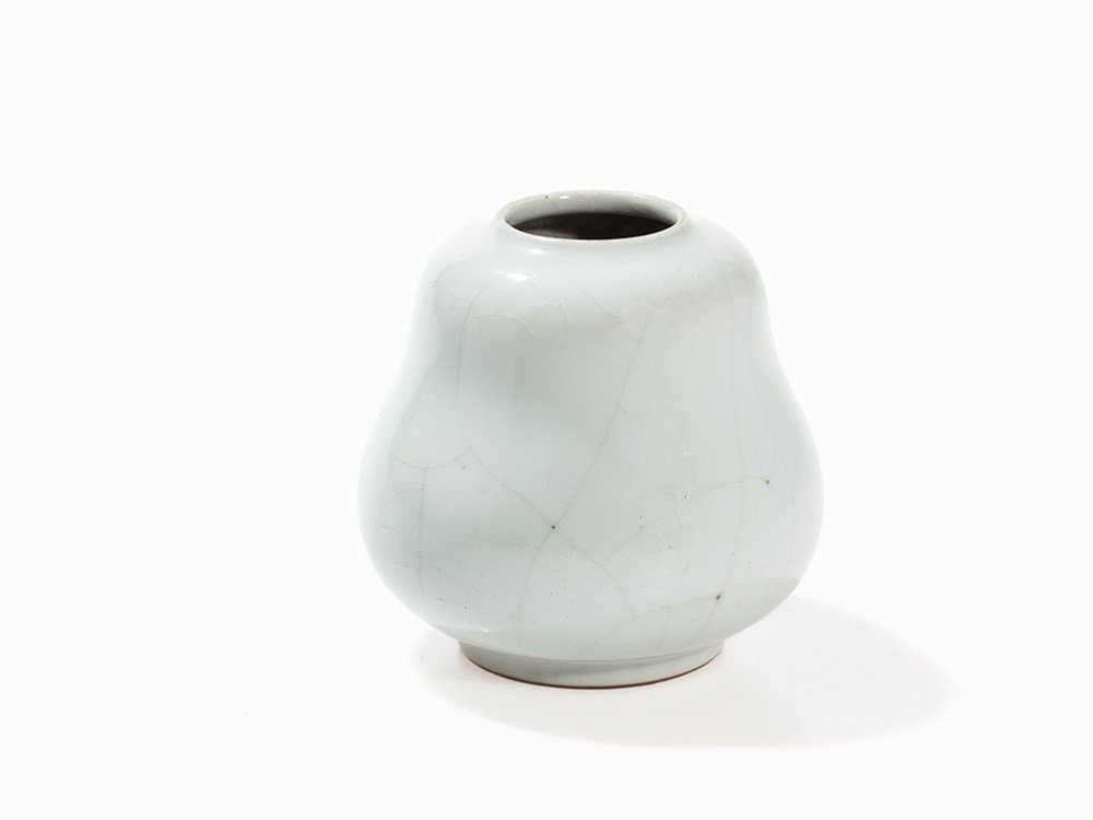 Celadon Brush Washer with Craquelure Glaze, China, Qing: Porcelain with pale celadon glaze China, Qing dynasty (1644-1911) Bulbous body on a narrow foot rim Emphasized shoulder with an inwards turned, narrow mouth Harmonious glaze with craquelure Base with 