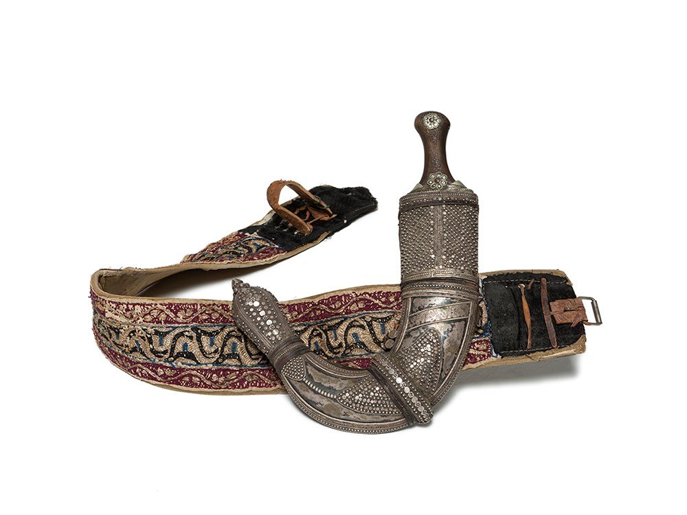 Magnificient Khandjar Dagger with Belt, Oman, 19th: Auction announcements 17th Apr 2015Lot 37: These are „Jambiyas“ from Yemen, 19./20th C., not „Khanjars”. Silver plated brass, silver, horn, steel, wood, velvet Oman, 19th century Curved dagger