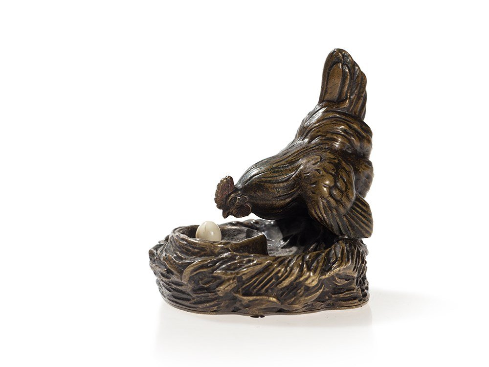 Vienna Bronze ‘Chicken’, Bell Pusher with an Egg: Bronze, cold painted, celluloid Austria, around 1920 - or somewhat later Manufactory Bergmann (est. 1860) – Producer of Vienna Bronzes Separate collector’s area under the Vienna Bronze Fine design