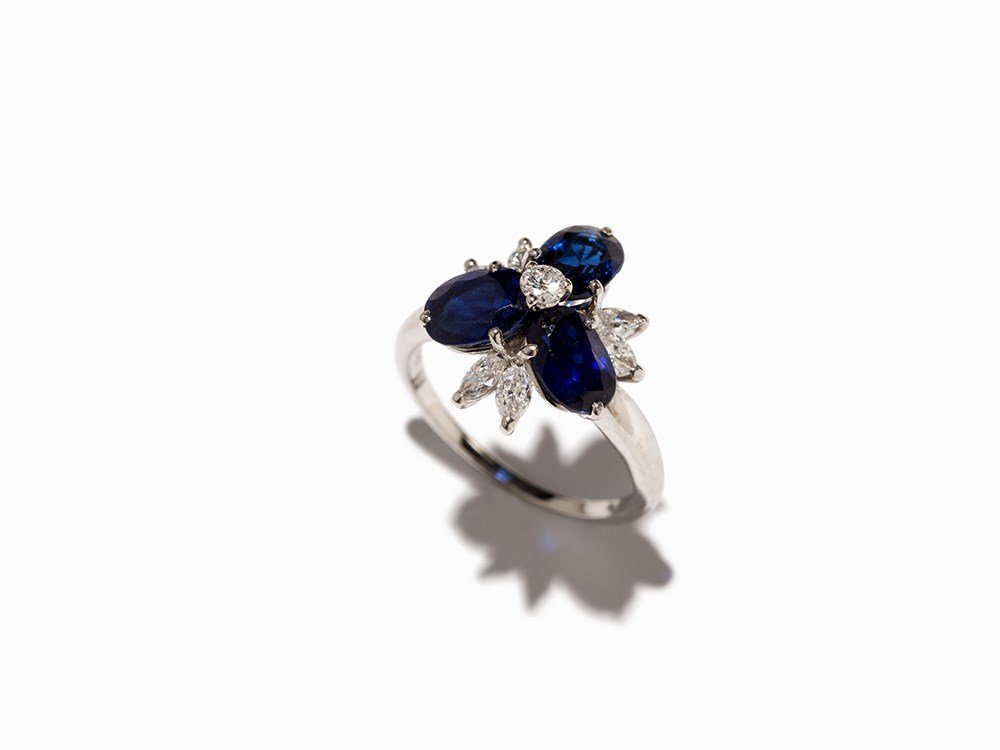 Ring with Sapphires and Diamonds, 18 K White Gold: 750 white gold Germany, circa 1995 Hallmarked with fineness ‘750’, ‘KERN’ and ‘7823’ 1 brilliant-cut diamond of approx. 0.06 ct 3 oval sapphires with a total of approx. 1.4 ct 6 marquise-c