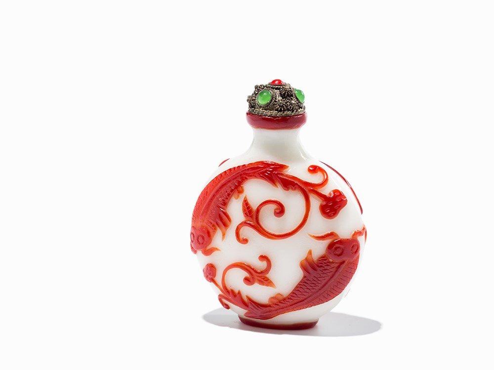 Overlay Glass Snuff Bottle with Fishes, China, 20th C. (1 of 9)