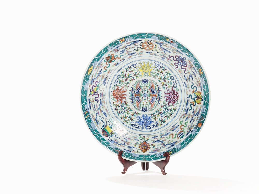 Large Doucai Dish with the 8 Buddhist Symbols, Qianlong (1 of 10)