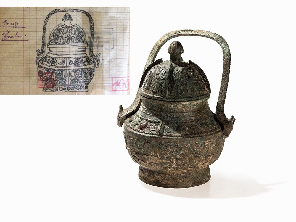 Ritual Bronze Vessel YOU with Cover and Handle, Zhou: Bronze China, presumably Western Zhou dynasty (ca. 1050 - 771 v. Chr.) Provenance: Property of a French noble man, in the family collection since at least 1967 Listed in the collection inventory from 