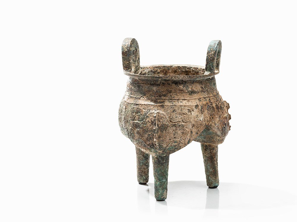 Bronze Vessel LIDING with Curved Flanges, Shang: Bronze China, presumably late Shang dynasty (ca. 12th/11th cent. BC) Provenance: Property of a French noble man, in the family collection since at least 1967 Bulbous body, carried by three cylindrical