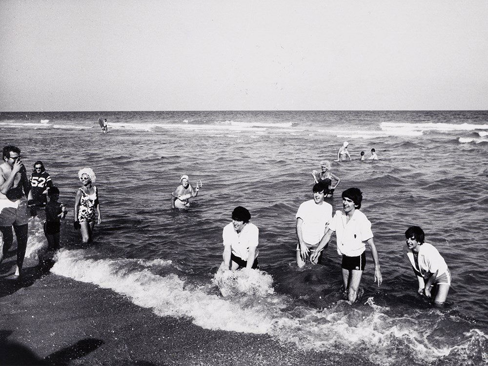 Bob Gomel, The Beatles in Miami, Gelatin Silver, 1964: Gelatin silver USA, 1964 later press print Bob Gomel (b. 1933) US-American photographer Inscribed in pencil Beatles US tour 1964 and 69948 / 2C1 / 21 A on the reverse On the reverse copyright stamp CR