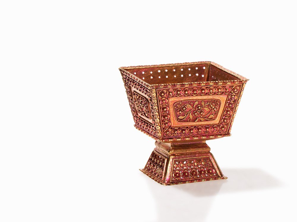 Betel Nut Vessel from 18 Carat Gold, 19th/20th C. (1 of 6)