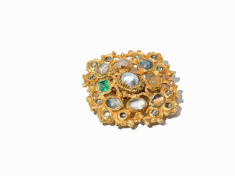Brooch/Buckle with Pearl and Gemstones, 21.6K,: 21.6 karat yellow gold (tested) Presumably India, 18th/19th century A faceted emerald of c. 0.70 carats An oriental pearl with the dimensions: c. 9.5 x 7.1 mm Four moonstone cabochons with a total wei