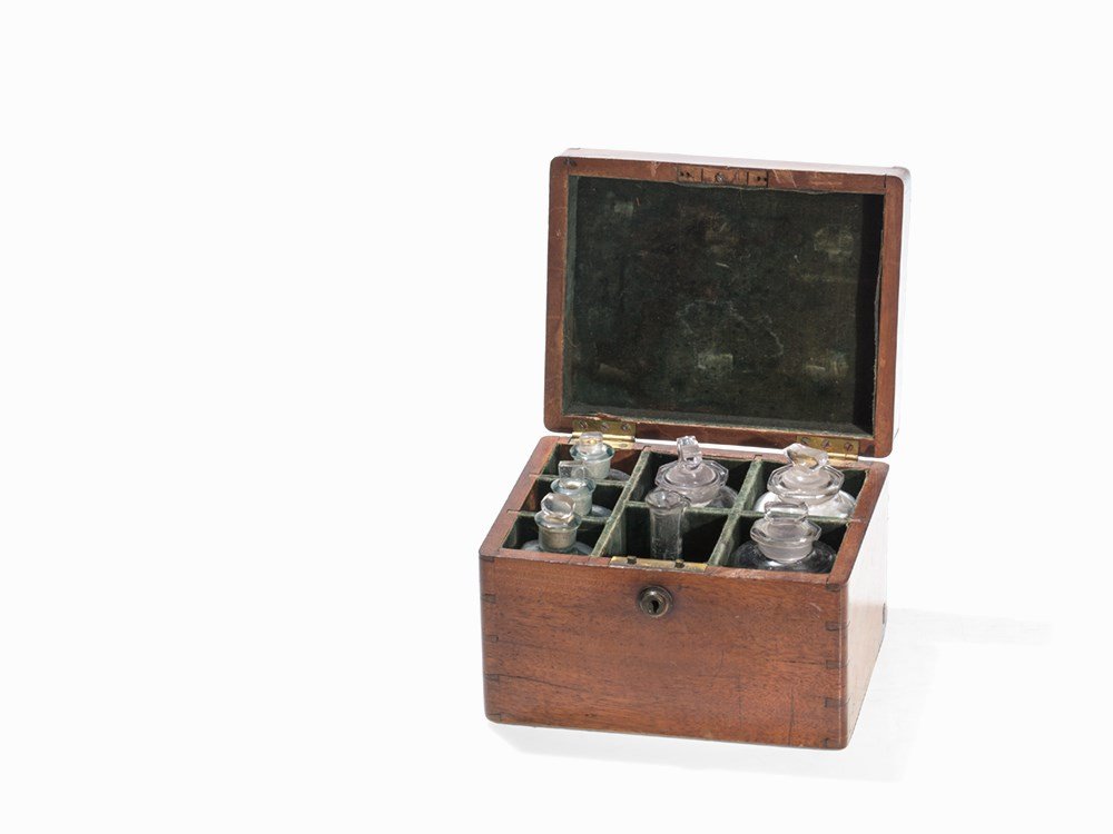 First-Aid-Kit with Six Original Jars, England, 19th C.: Wood, transparent glass England, 19th century On the brass lock engraved ‚ J. BRAMAH PATENT’ Wooden casket with six original jars (two with filling) and one beaker A set of decorative and coveted