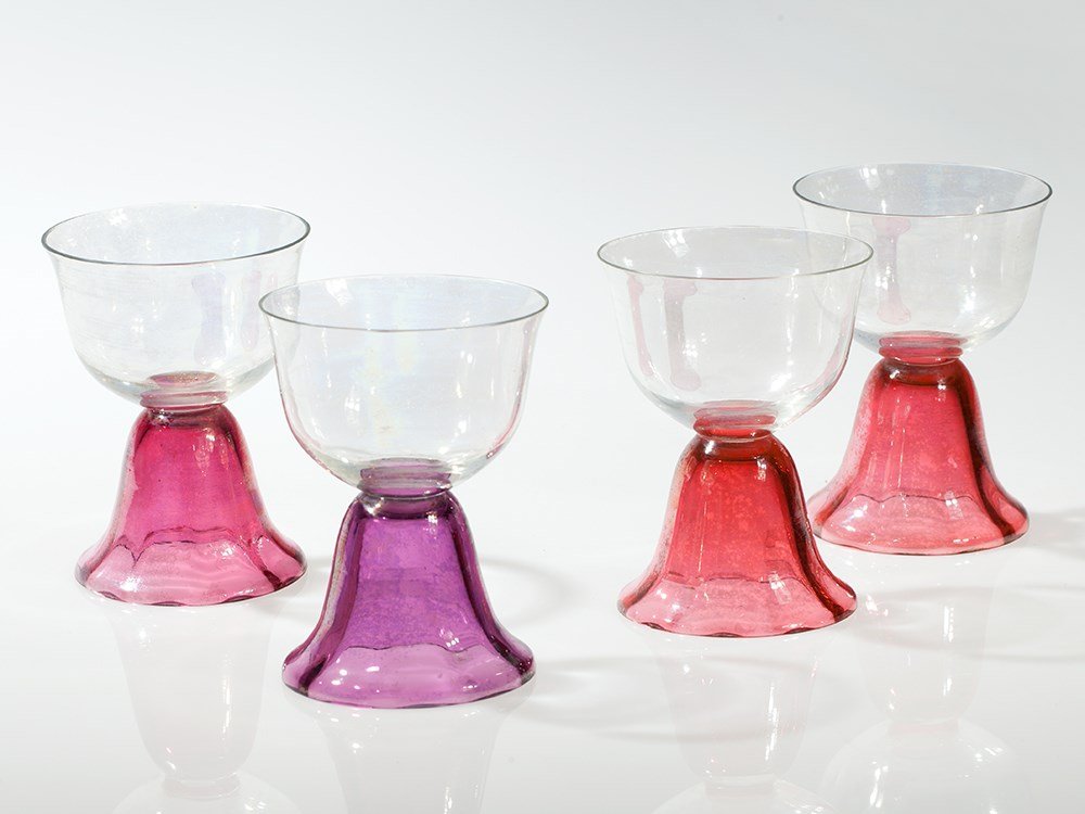 4 wine goblets with coloured feet in Peter Behrens: Style of Peter Behrens (1869 – 1940) Germany, around 1920 Iridescent lustre Pink-coloured feet in three different hues Height: 11.5 cm Very good condition Estimate by Auctionata Expert: 500 EUR Thes