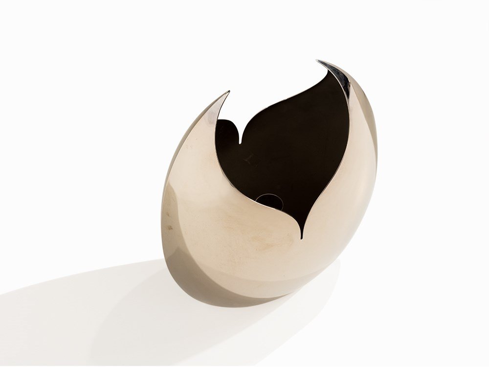 Giuliano Malimpensa/Mesa, Silver-Plated Vase, 1980s: Silver plated alloy Italy, 1980's Design: Giuliano Malimpensa Execution: Mesa Edition 300 pieces Height: 44 cm Good condition Estimate by Auctionata Expert: 1,400 Euro The vase resting on a flat, lent