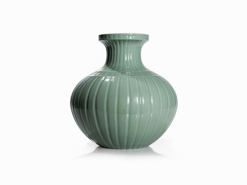 Lobed Bulbous Celadon Vase, Qing Dynasty (1 of 6)