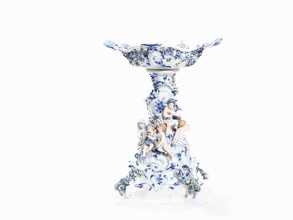 Meissen, Ziebelmuster Centerpiece “Four seasons”, 19th: Porcelain, polychrome painted, Screw Meissen, End of the 19th century Meissen porcelain manufacturer, established 1710 Crossed swords mark, Incesed No. 605 and several impressed numbers Design: Ernst