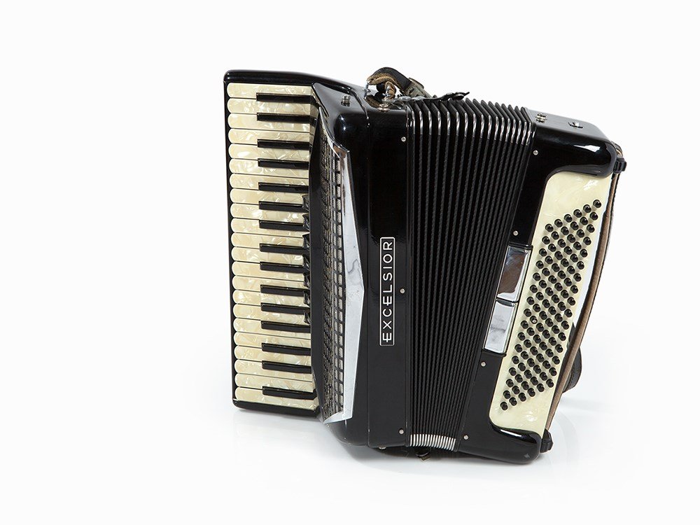 Accordeon Excelsior 304 “Art van Damme“ with mother of: Chromatic accordeon Excelsior, model 304 'Art van Damme' jazz tuning Mother of pearl keys 3 Octaves in descant, 96 bass buttons 7 Treble switches, 5 voices 2 Bass switches Original instrument previous