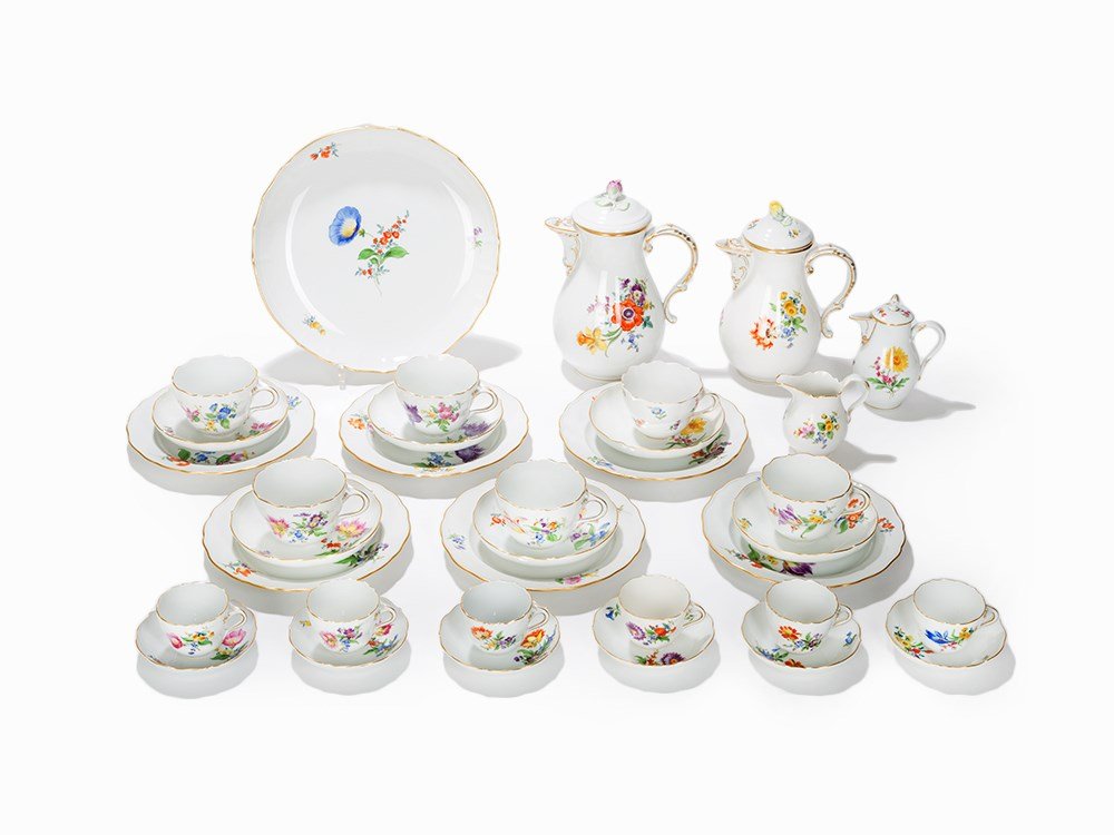 Meissen, Coffee and Mocha Set for 6 Persons, c. 1910: Porcelain, polychrome painting, golden rims Germany, around 1910 Meissen porcelain manufactory With underglaze blue mark ‘crossed swords’ underneath 20-piece coffee set and 15-piece mocha set for