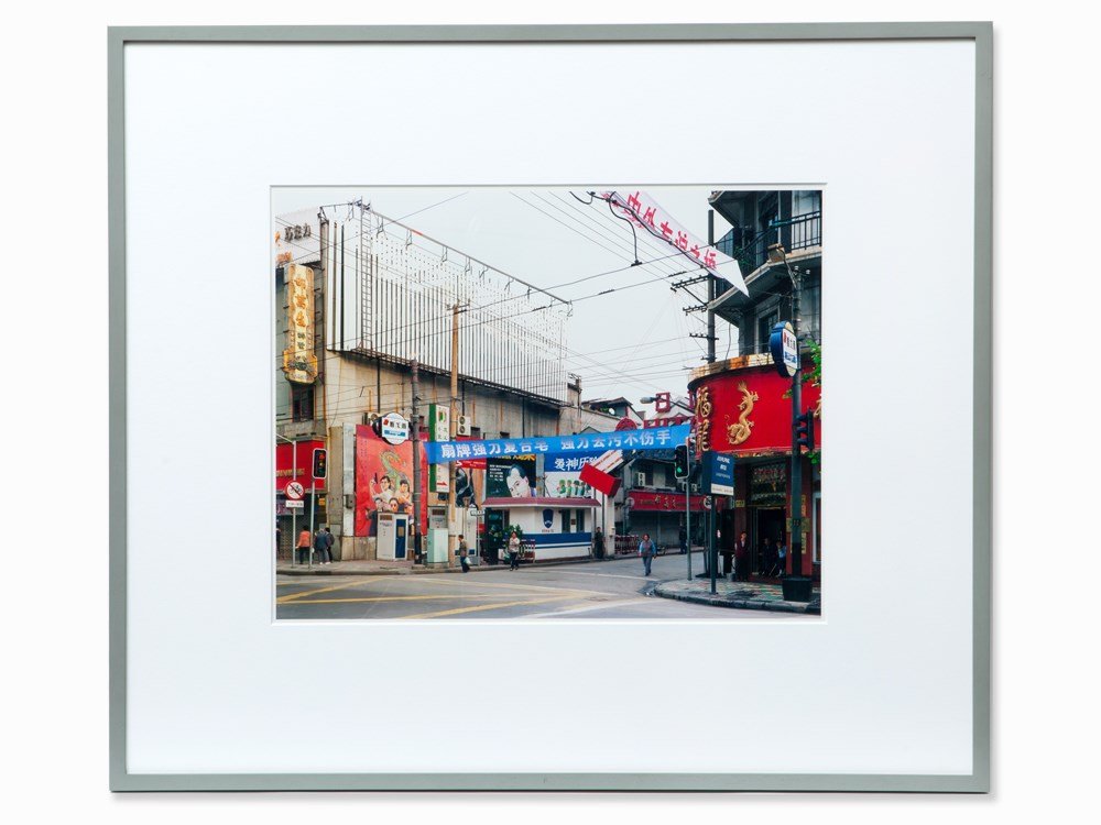 Thomas Struth, Photograph, Shanxi Nan Lu II, Germany,: Photograph in colors Germany, 1996 Thomas Struth (b. 1954) – German artist Edition: 10 + AP Overall dimensions, framed: 68 x 77 cm Very good condition Object is regular taxed. 19% VAT is added to th