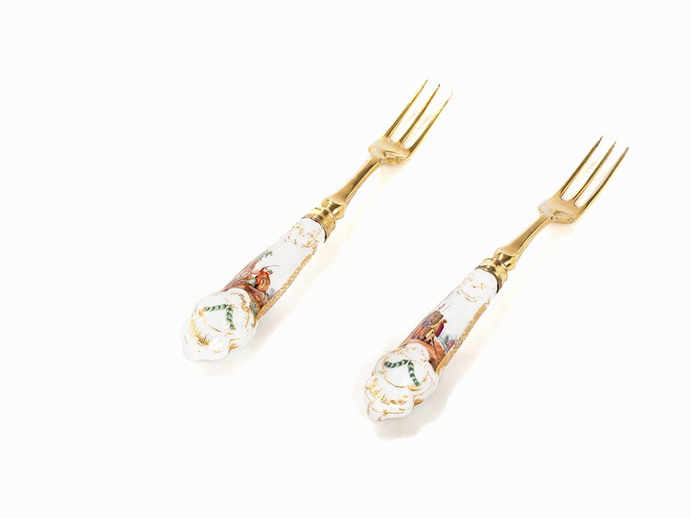 KPM, 2 Present Forks of Frederick the Great to: Porcelain, polychrome and gold painted; gold-plated silver Berlin, 1772 Royal Porcelain Factory Berlin (KPM), established in 1763 Painting by Johann Balthasar Borrmann Length: 22.5 cm The pair of