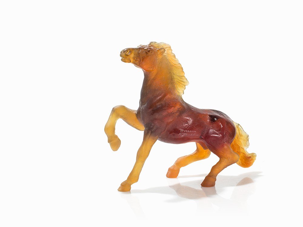 Daum France, Horse of Amber-Colored Glass, c. 2000: Amber pate de verre glass France, around 2000 Daum France – French glass manufactory Etched signature ‘Daum France’ Fully plastic figure of a horse Original packaging available Height: 16 cm; Le