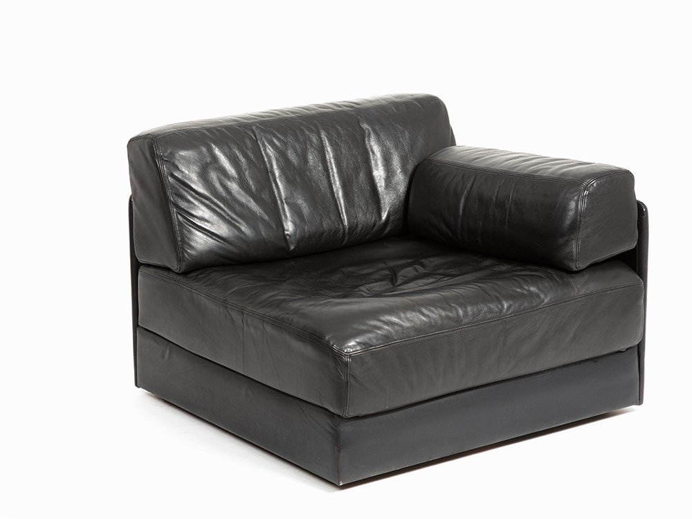 De Sede, sofa 'DS-76', 8 Elements, Switzerland, c.1970: Wooden frame, upholstered in black leather covering Switzerland, 1970 DeSede, Klingnau 8 elements Dimensions: 51x 91x 98cm per element Foldable to a dybed Used condition, partly wear and scratches on