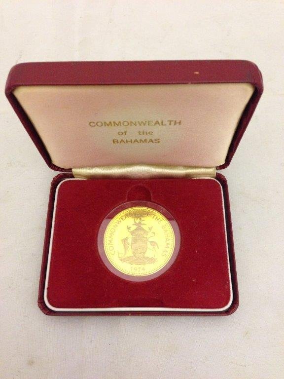 A 1974 Bahamas 100 dollars coin, .500 gold.: A 1974 Bahamas 100 dollars coin, .500 gold.