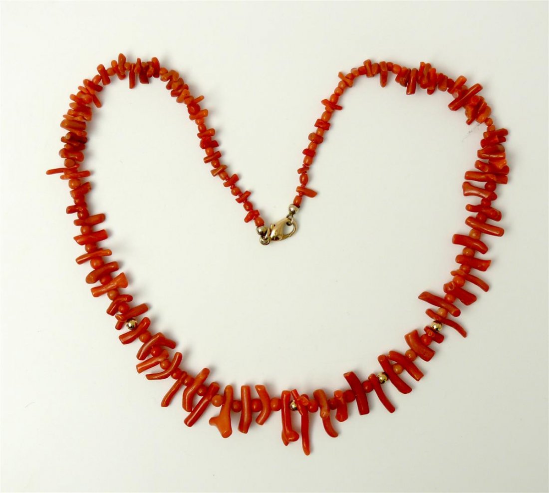 coral necklace.: Closure 14 K / GG. 4 between laced gold balls. L 48 cm.