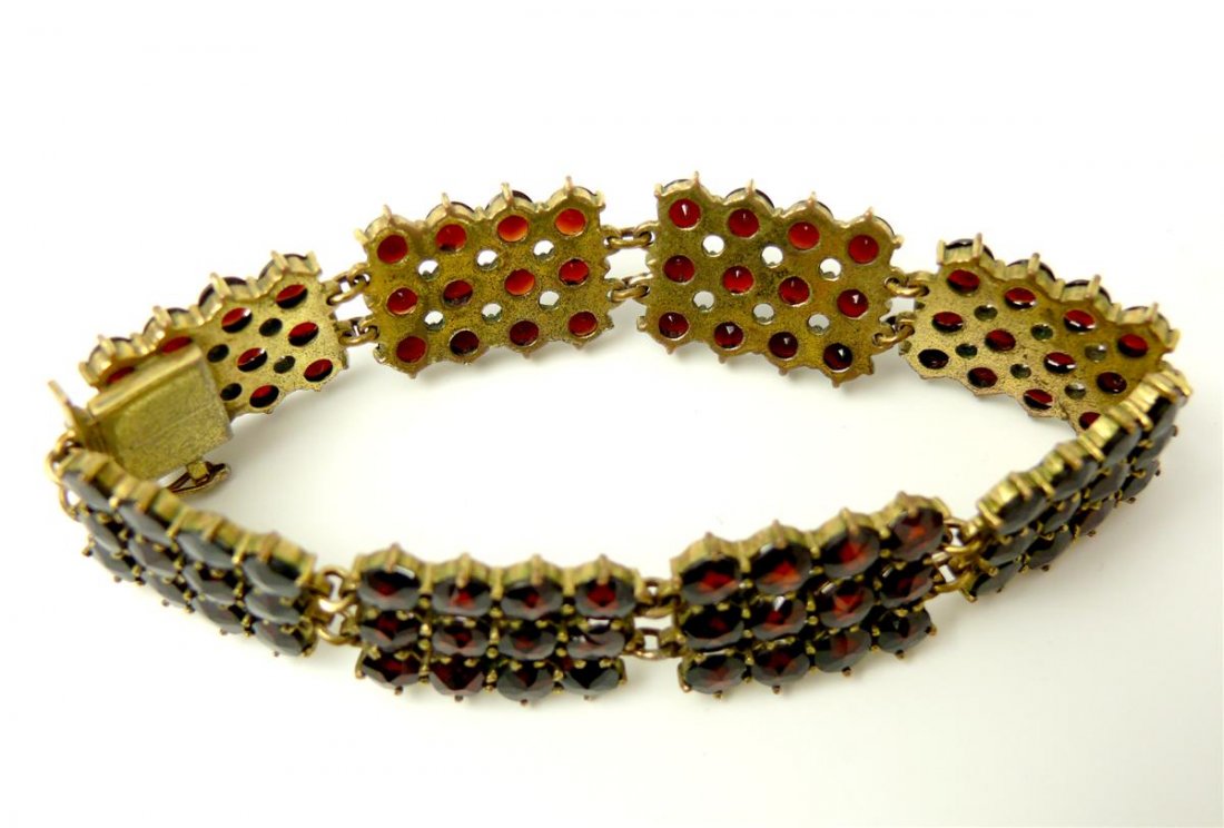 Garnet Bracelet.: Gold. 8 limbs with 12 grenades (3 rows of 4 blocks).