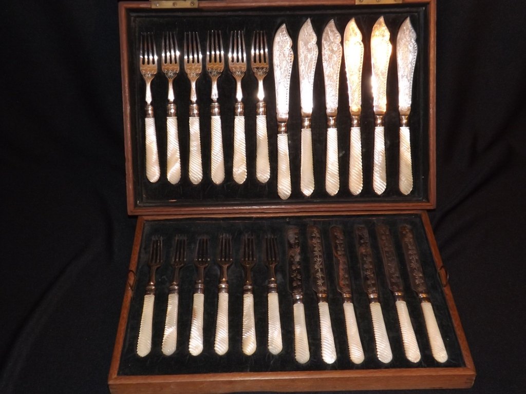 Chinese Export 24 Piece Silverware Set .800 Silver: Chinese export 6 serving set. Wain Hing and Co. 1880-1910. Original box. Approximately 30 oz. of silver.