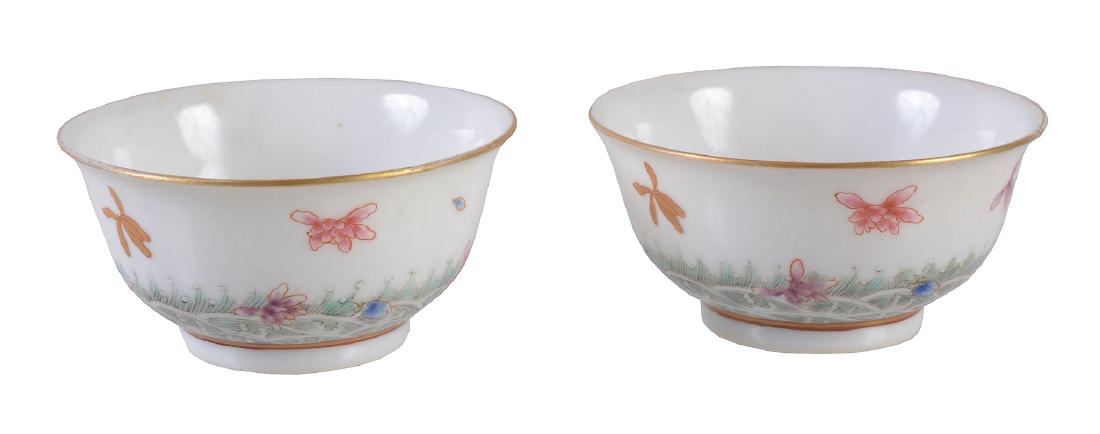 A small pair of Chinese Famille Rose bowls (1 of 2)